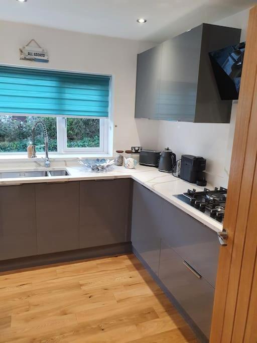 Clydfan No 1 Road * Trearddur